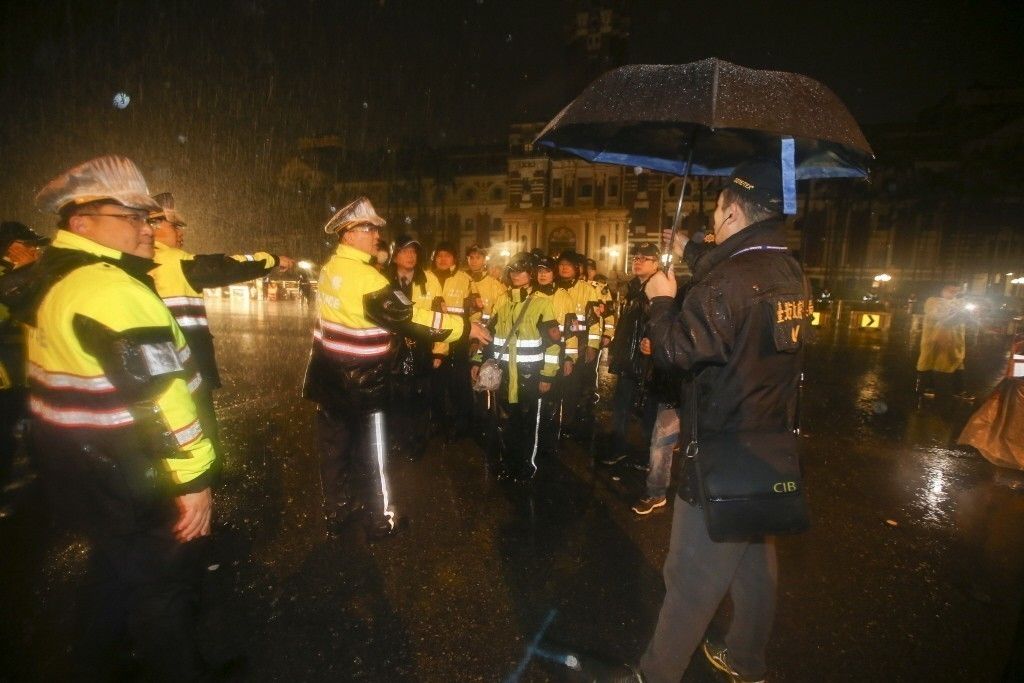 臺(tái)灣基層警察抗風(fēng)淋雨防堵抗議群眾 功勞全記長官身上