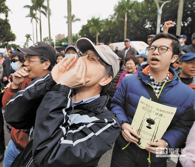 臺(tái)大新校長遭綠營阻撓難就任 臺(tái)大師生上街給蔡"拜年"