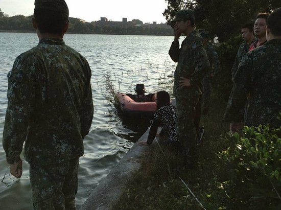 金門裝甲車衝進水深數(shù)米湖中 兩士兵疑溺亡