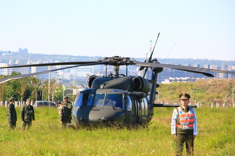 黑鷹直升機(jī)不明原因迫降臺中南屯，臺軍方強(qiáng)調(diào)人機(jī)平安。（圖/《聯(lián)合報(bào)》 蘇木春攝）