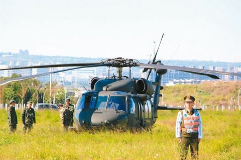 臺軍黑鷹直升機迫降臺中市“眼鏡蛇”盤繞護航