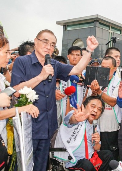 日前臺(tái)海陸士兵虐殺流浪狗“小白”引發(fā)民眾憤怒抗議，馮世寬(中)兩度出面説明