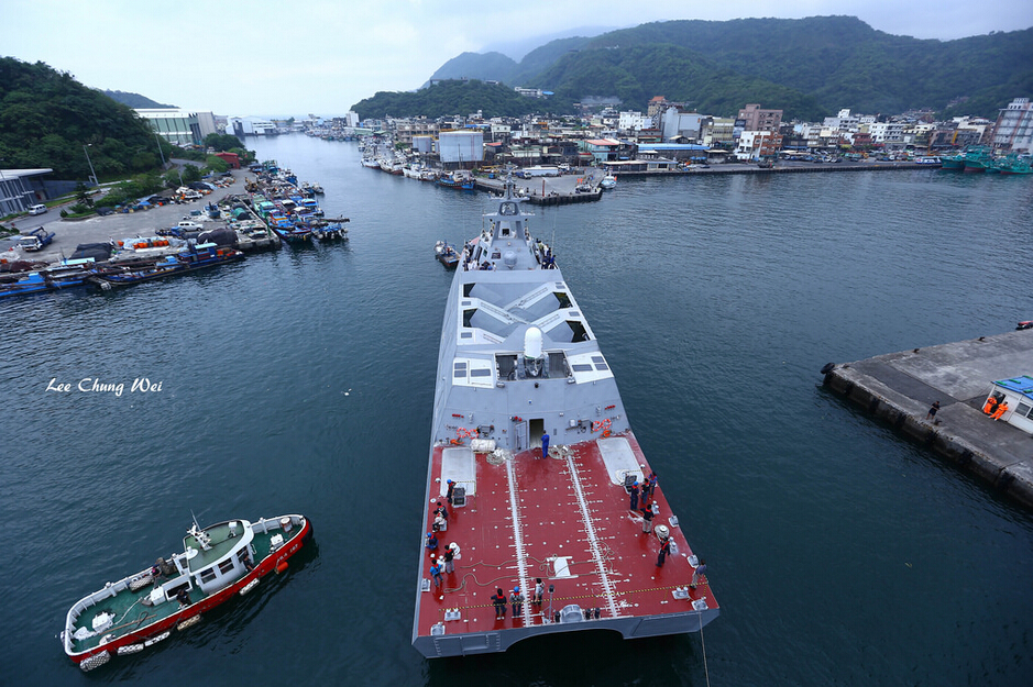 臺(tái)灣雙體隱身艦進(jìn)行全速測(cè)試