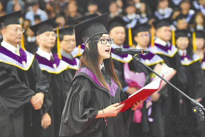 今年臺(tái)灣文化大學(xué)畢業(yè)典禮中，法律系陸生殷康妍（前）代表6624個(gè)畢業(yè)生致詞