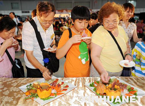 7月4日，市民在青年廚師選拔賽上品嘗廚師製作的菜肴。