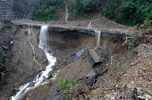 颱風(fēng)“鲇魚(yú)”的強(qiáng)風(fēng)豪雨讓蘇花公路柔腸寸斷。圖片來(lái)源：臺(tái)灣《聯(lián)合報(bào)》