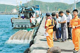 颱風(fēng)天出海眼看老父被卷走兒子漂流8小時獲救