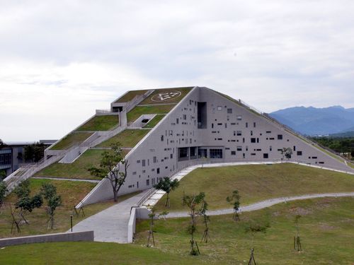 臺東大學新建地景式圖書館隱身草地樹木間（圖）