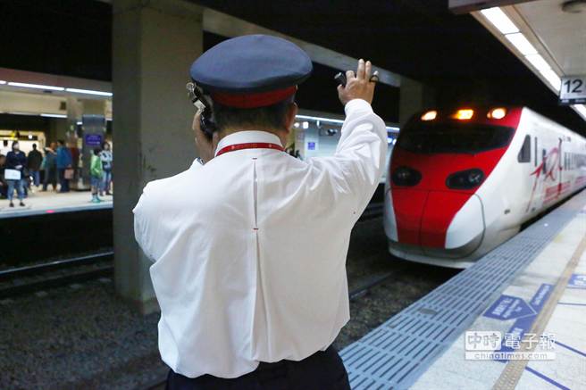 臺(tái)灣火車半途停駛 起因竟是司機(jī)車長(zhǎng)吵架