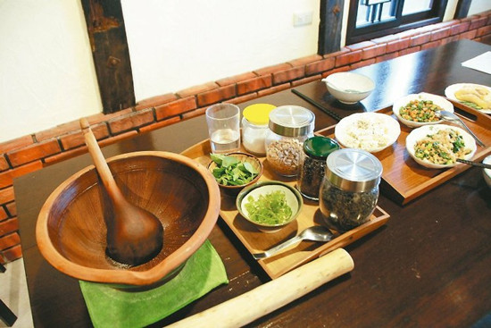 花蓮居民制傳統(tǒng)鹹口味擂茶延續(xù)客家飲食文化