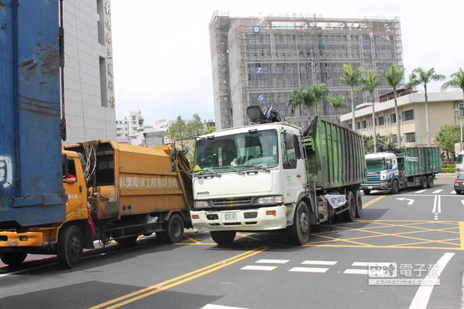 彰化縣事業(yè)廢棄物無處去 30輛垃圾車?yán)@議會(huì)抗議（圖）