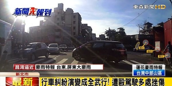 潘男將車橫擋在斑馬線上，隨即下車與賴男“理論”。（東森新聞圖）