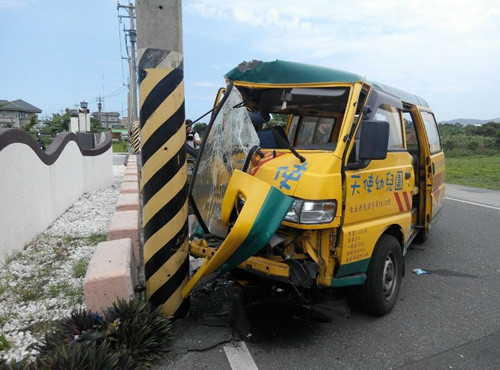 臺(tái)灣一幼兒園車發(fā)生自撞車禍9人受傷（圖）