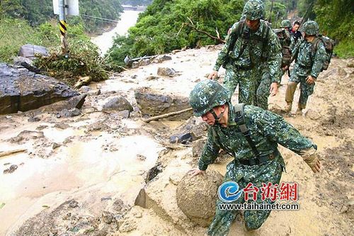 臺軍特戰(zhàn)部隊挺進(jìn)山區(qū)救援