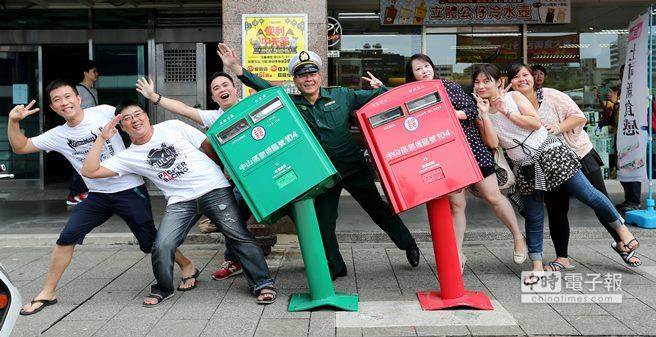 “中華郵政”決定詢問(wèn)各界意見(jiàn)，歪腰郵筒暫時(shí)不搬家了。（中時(shí)電子報(bào)圖 黃世麒攝）