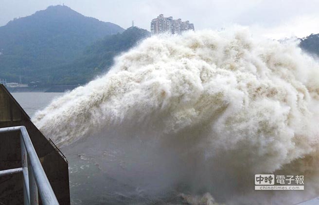 　　天鵝颱風來襲，“氣象局”今發(fā)佈海上警報，石門水庫19日下午4時展開調節(jié)性放水。（中時電子報 楊明峰攝）