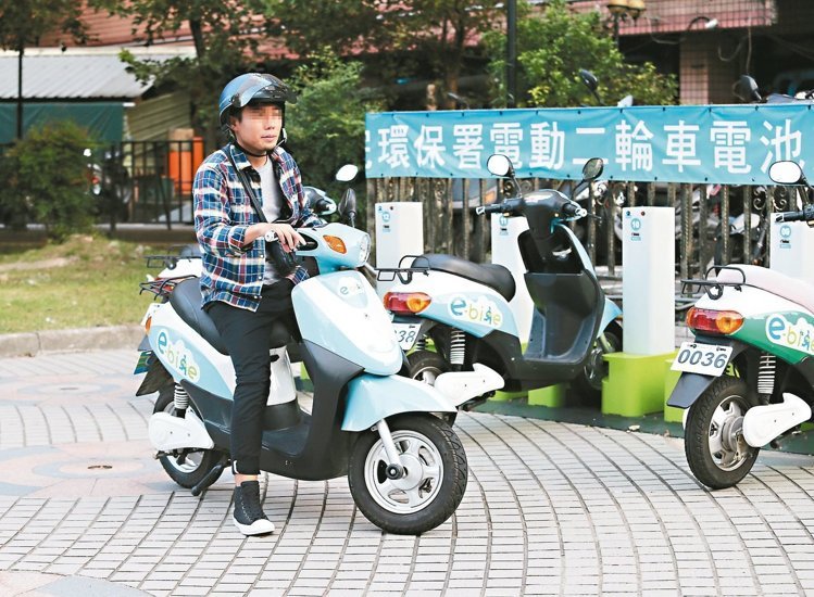 　　由於六月一名14歲少女無照騎乘E-Bike電動車肇事，十月一日起，臺北市政府將禁止電動車騎上人行道。(中時電子報 林澔一攝）