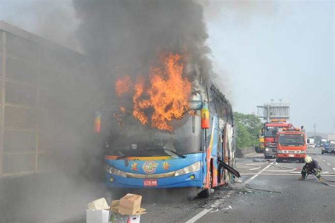 遊覽車爆胎後起火，整輛車陷火海