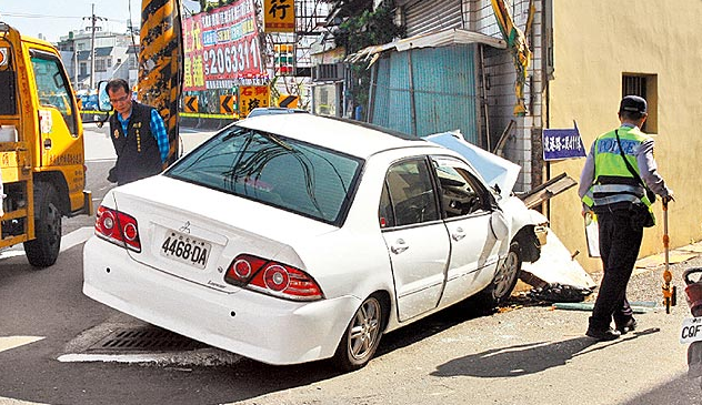 74歲老翁開車載女友訪友 撞民宅導(dǎo)致1死1傷