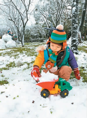 陽(yáng)明山下雪，一位小朋友在雪地裏玩雪，體驗(yàn)雪國(guó)風(fēng)情。 　　蘇健忠攝