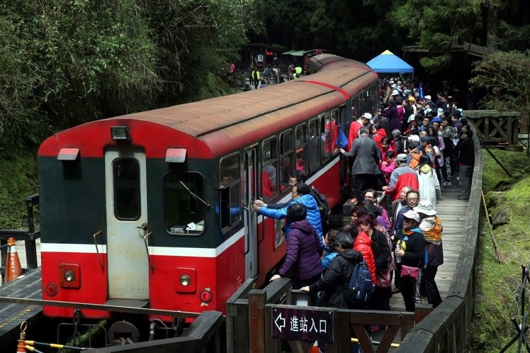 圖為阿里山小火車一進(jìn)站，遊客爭(zhēng)相擠進(jìn)車廂。（圖片來(lái)源：臺(tái)灣《聯(lián)合報(bào)》）