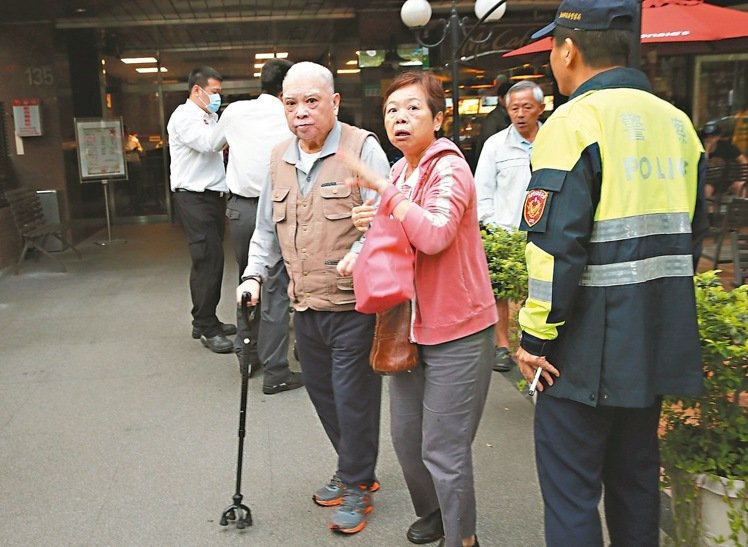 臺(tái)北市兩男子跳樓輕生險(xiǎn)砸中過(guò)路老夫婦（圖）