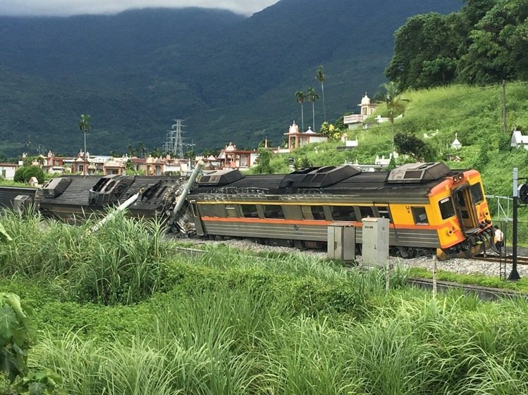 臺(tái)鐵自強(qiáng)號(hào)列車翻覆受傷2人為大陸游客 均為輕傷