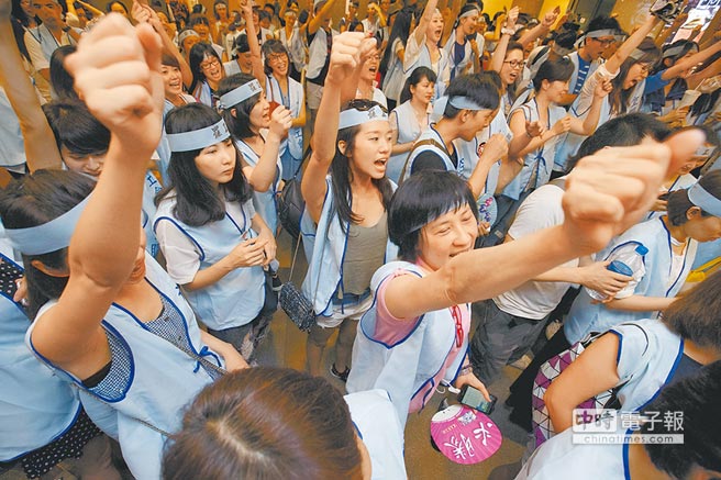 響應(yīng)的空服員們在華航臺北總公司前高喊“空服員罷工，一定成功”。