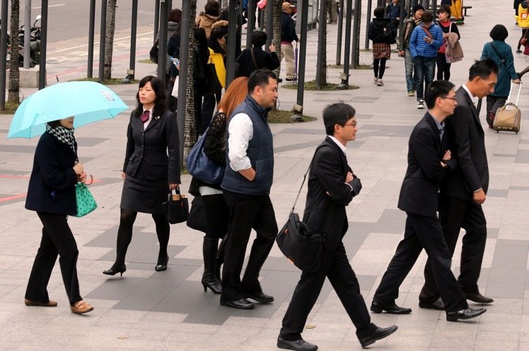 “週休二日”將採“一例假、一休息日”，力拼在“立法院”本會期三讀通過；且新制上路後，先前暫時恢復(fù)的勞工7天法定假日將再刪除。“修法”轉(zhuǎn)了一圈，又回到了原點(diǎn)。