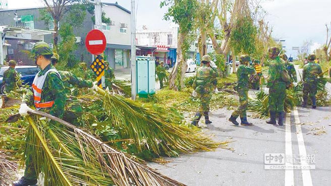 臺軍進駐臺東協(xié)助重建，颱風(fēng)剛走，馬路上全是遭吹倒的樹木