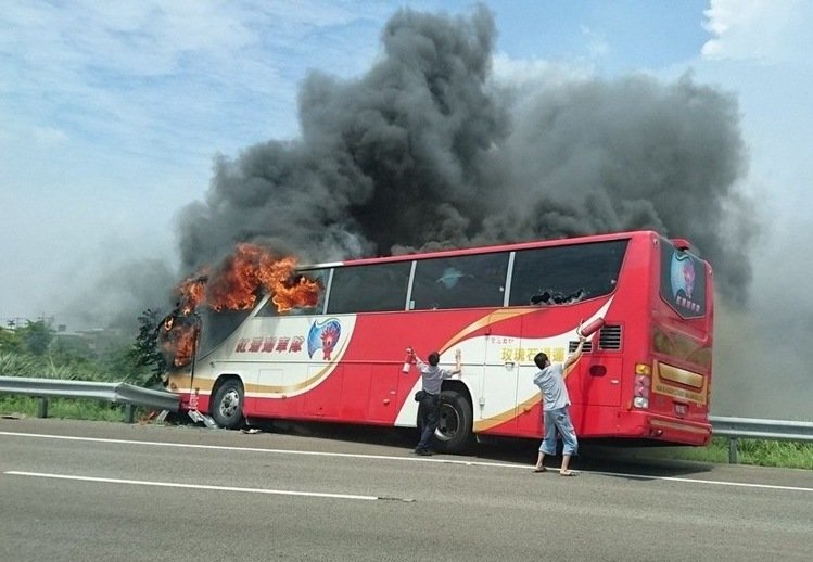 遊覽車起火畫面