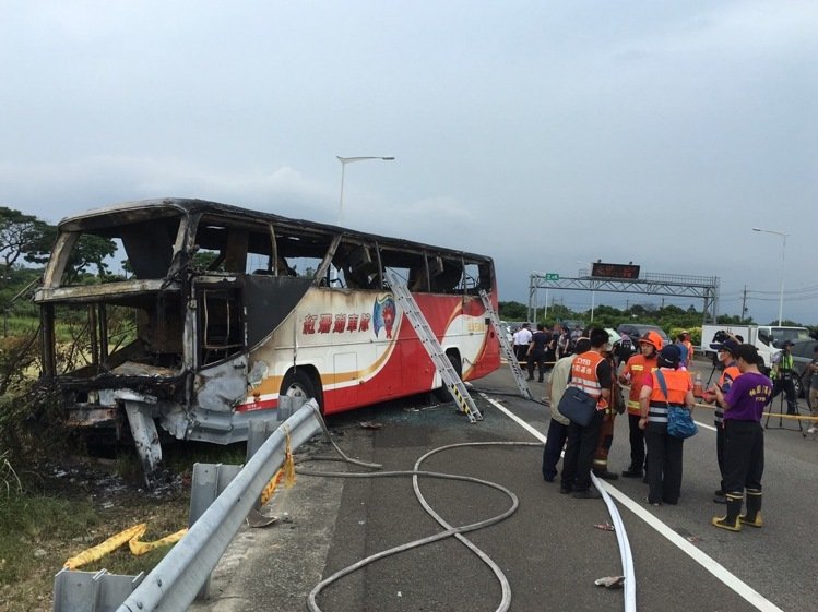 臺(tái)灣一遊覽車發(fā)生火燒車事故，已致26人死亡