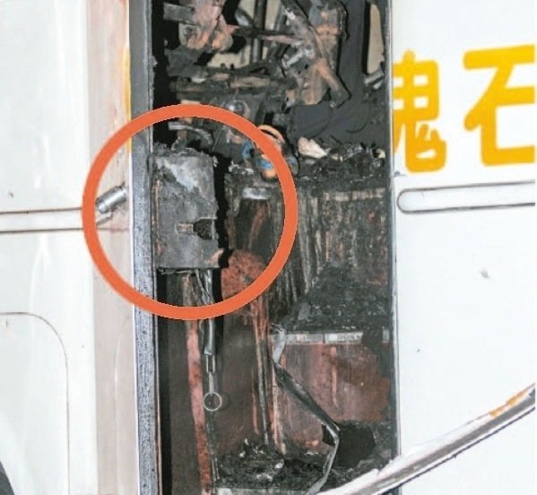 遊覽車逃生門多一根鐵栓（紅圈處），無(wú)法正常開啟