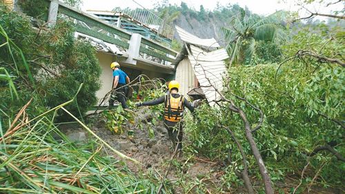 高雄市施福寅一家三口疑遭土石流掩埋,警消搜救人員冒險進(jìn)入施宅搜救。來源:臺灣《聯(lián)合報》(高雄市消防局提供)