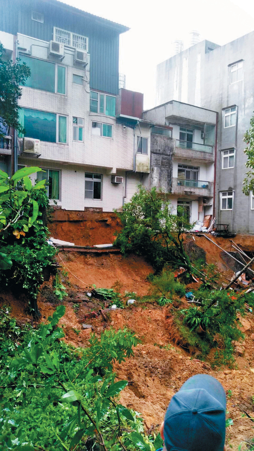 臺新北汐止區(qū)連日大雨釀災(zāi)地基被掏空（圖）