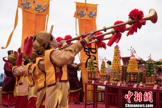 下午3時(shí),海祭媽祖大典正式開始。鼓樂齊鳴,擂鼓三通,禮炮九響,海螺長鳴。　李南軒 攝