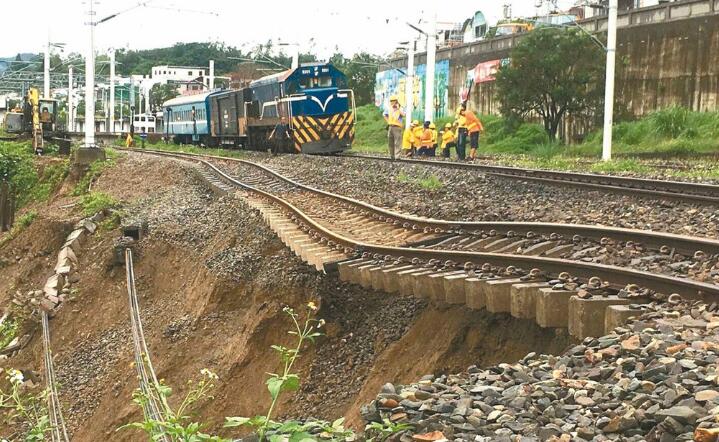 臺(tái)灣鐵路遇雨“柔腸寸斷” 遭批罔顧旅客安全