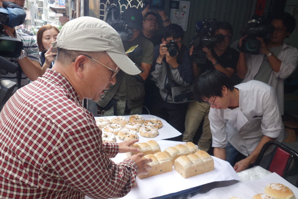 拍攝陳水扁視頻麵包師獲民眾聲援，今天下午麵包出爐後，不到20分鐘，就被特別來(lái)聲援的民眾全數(shù)買完了