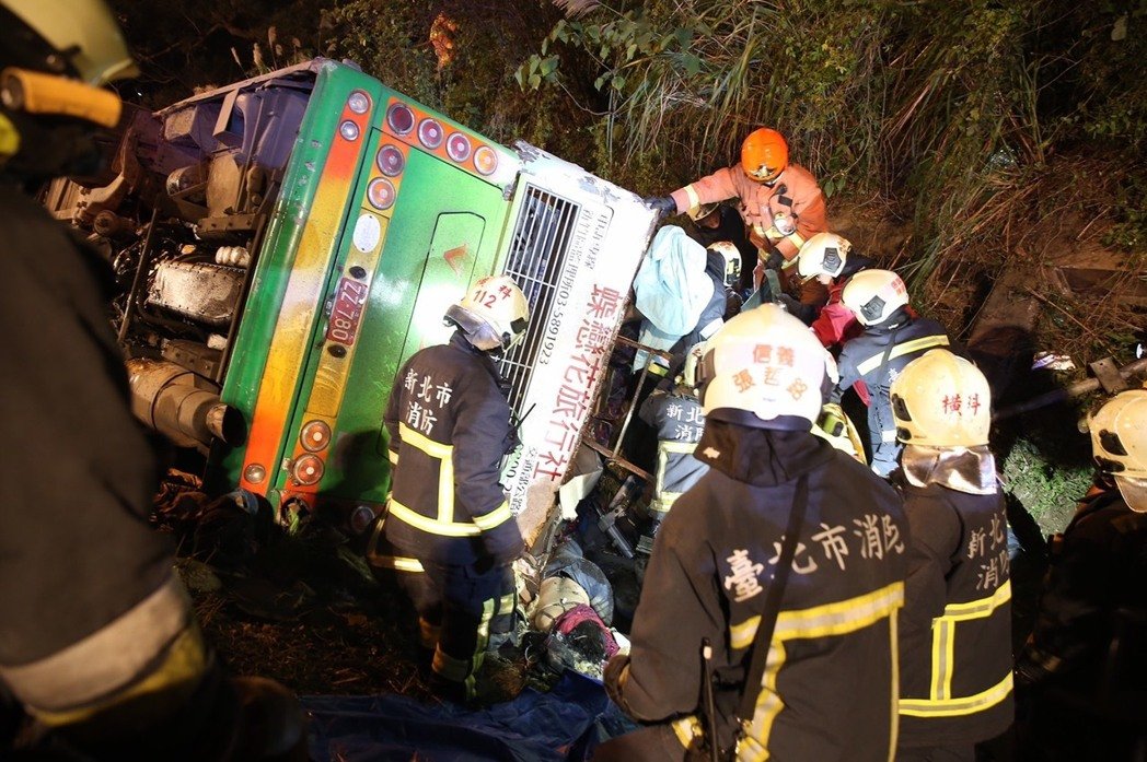 臺灣賞櫻團遊覽車翻覆17人死亡 暫未發(fā)現(xiàn)陸客