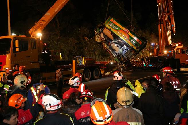 臺(tái)灣遊覽車(chē)翻覆死亡數(shù)增至34人 警方確認(rèn)司機(jī)超速