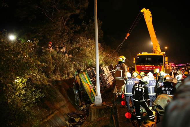 警消吊掛固定車體在進入搶救。