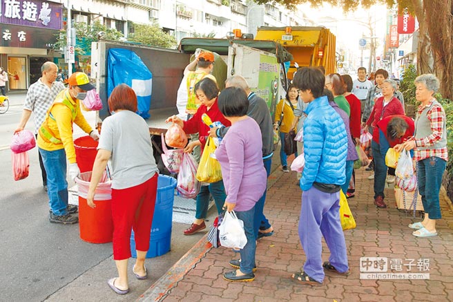 “一例一休”造成臺灣産業(yè)動蕩，而臺北市清潔隊員亦傳出在假日人力不足的狀況