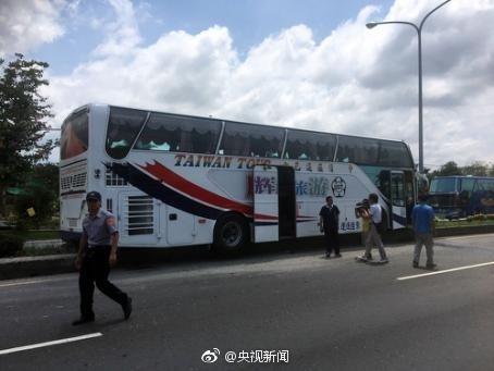 臺(tái)遊覽車(chē)撞上安全島6人輕傷司機(jī)是否疲勞駕駛待查