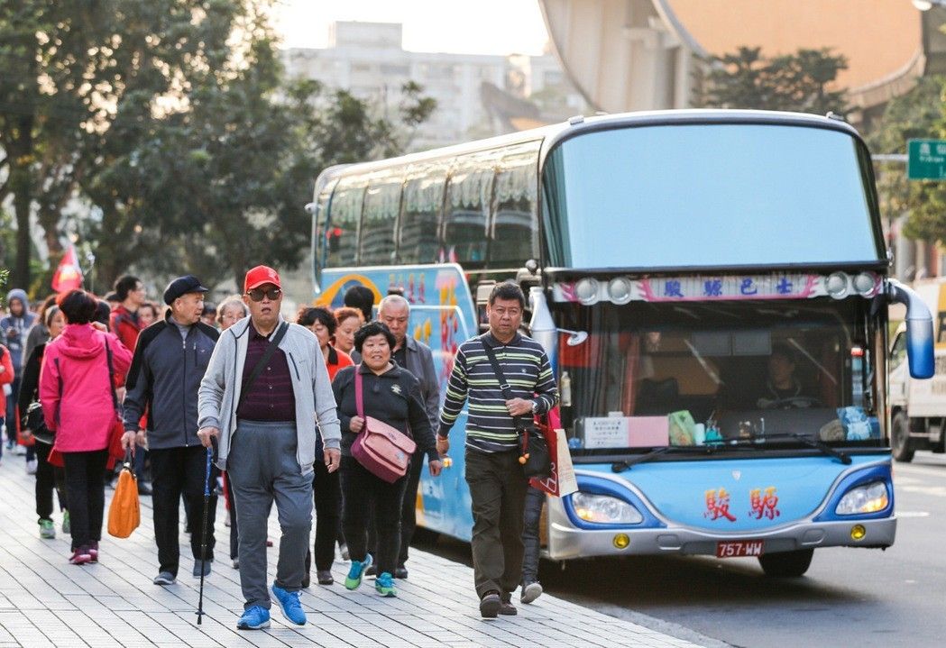 臺(tái)灣遊覽車司機(jī)生意難做擬到交通主管部門“拋錨”