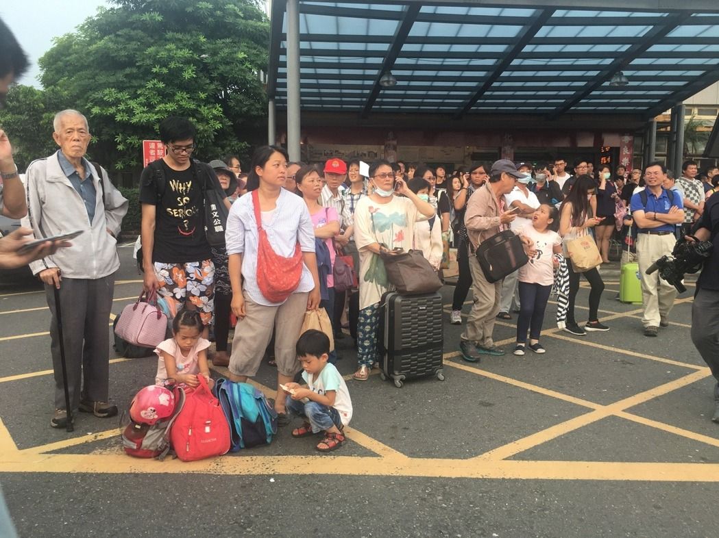 臺鐵列車出軌南北雙向通行受影響，乘客擠在善化站。