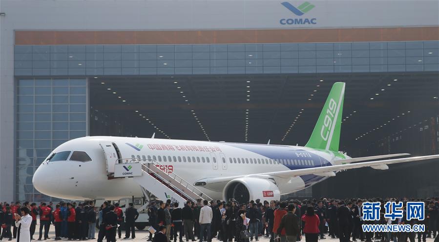 2015年11月2日，C919首架機(jī)停在總裝製造中心浦東基地廠房外。