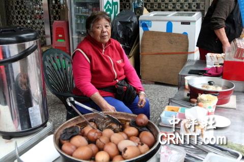 資料圖：臺灣攤販對記者抱怨，早上鹵的一鍋茶葉蛋到下午還剩這麼多。（中評社 高易伸攝）