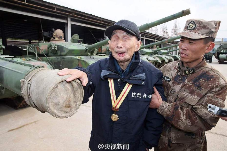 94歲抗戰(zhàn)老兵如願摸到中國新坦克 當場落淚