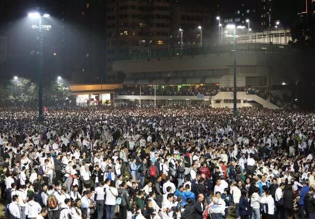  22日晚，香港警察員佐級協(xié)會和警務(wù)督察協(xié)會在旺角警察體育遊樂會舉行集會。