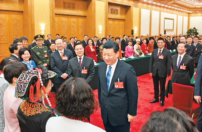 3月8日，中共中央總書記、國(guó)家主席、中央軍委主席習(xí)近平參加十二屆全國(guó)人大五次會(huì)議四川代表團(tuán)的審議。在“三八”國(guó)際勞動(dòng)?jì)D女節(jié)到來(lái)之際，習(xí)近平代表黨中央、國(guó)務(wù)院，向參加全國(guó)兩會(huì)的女代表、女委員、女工作人員，向全國(guó)各族各界婦女同胞，致以節(jié)日的祝賀和誠(chéng)摯的祝福。這是習(xí)近平同女代表親切交談。新華社記者 李學(xué)仁攝